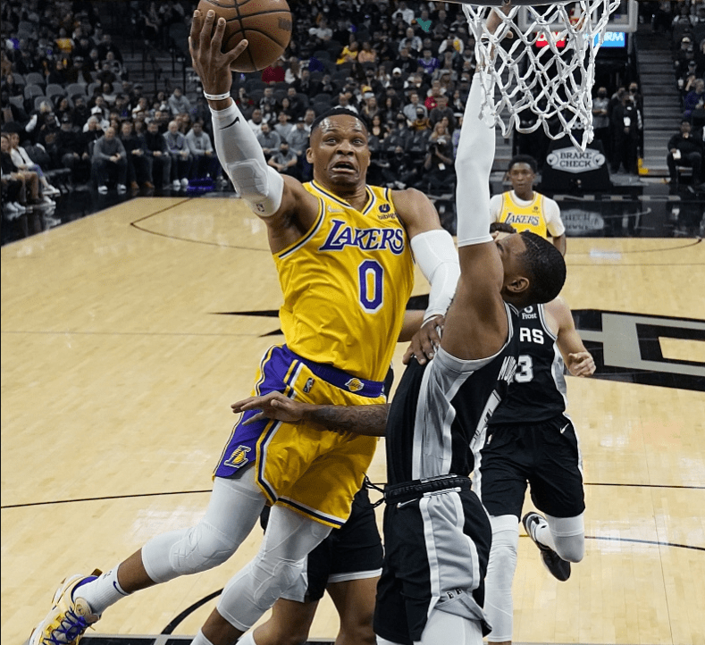 赛前犹他爵士调整名单以备欧超杯，伤情更新环节打磨，更衣室稳定，阵容厚度经受考验(密尔沃基雄鹿vs犹他爵士)